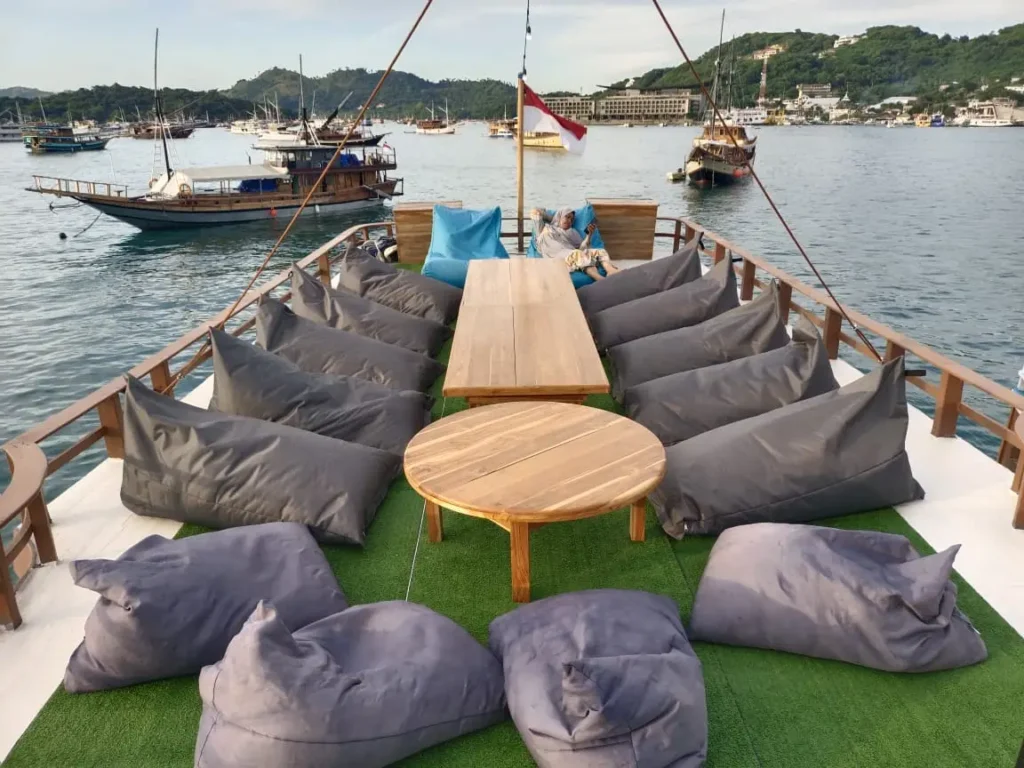 How Do You Avoid Seasickness on a Wooden Phinisi?