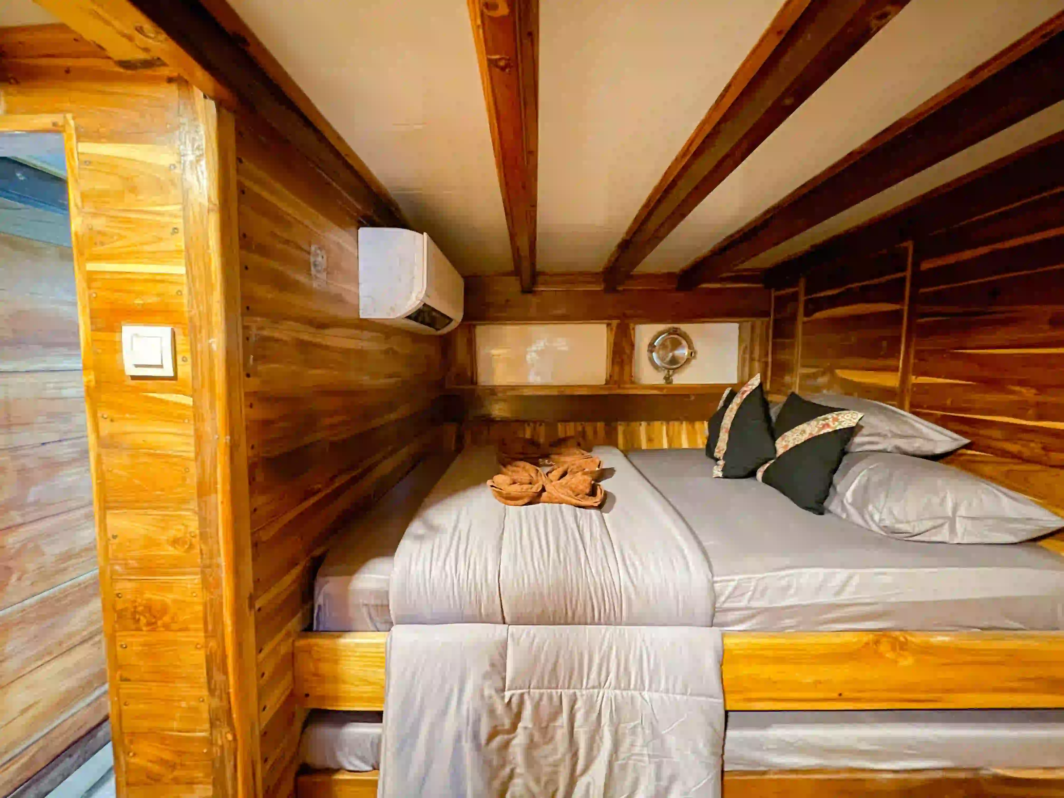 Deluxe Cabin | Natural 001 | Phinisi Charter