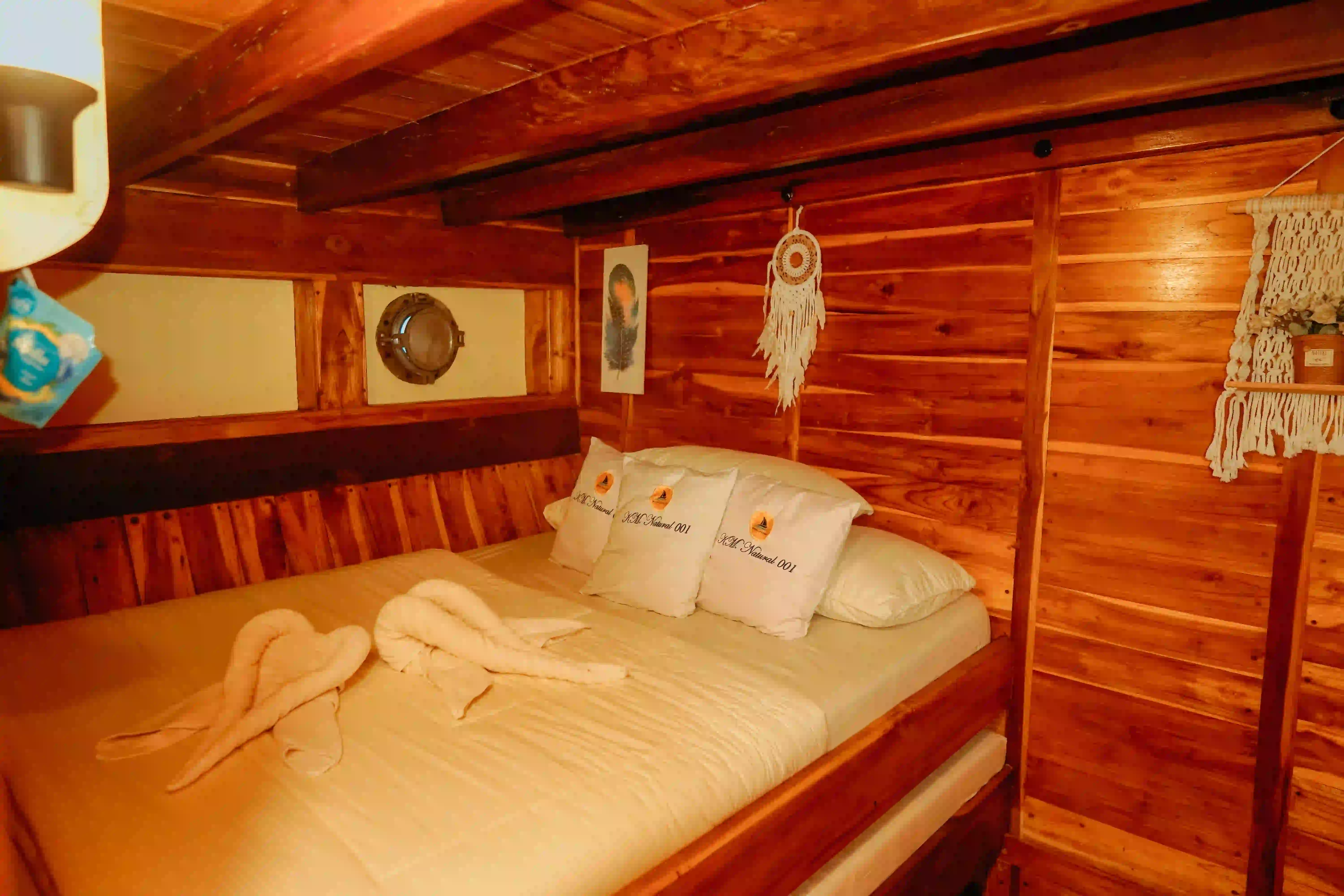 Deluxe Cabin | Natural 001 | Phinisi Charter