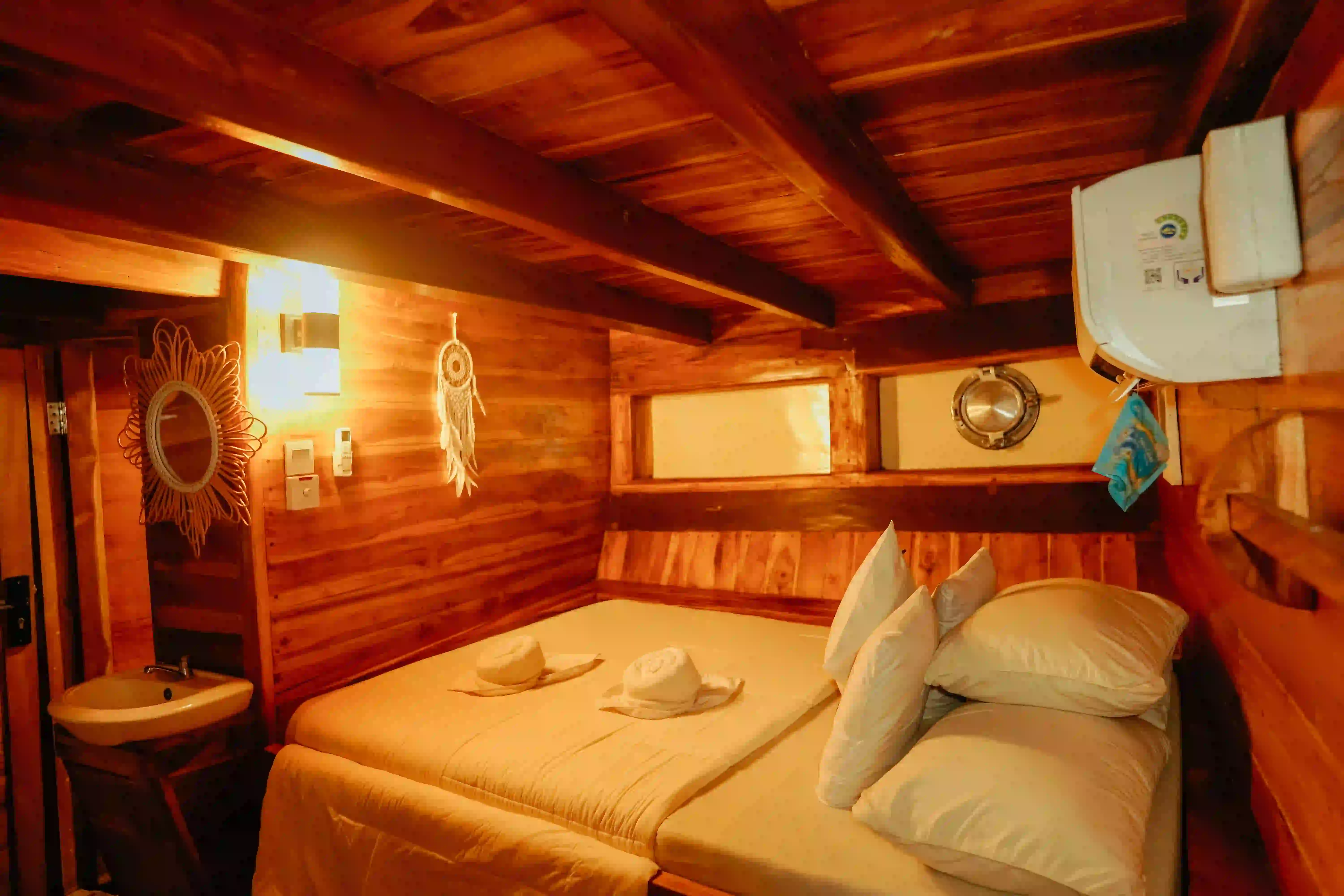 Deluxe Cabin | Natural 001 | Phinisi Charter