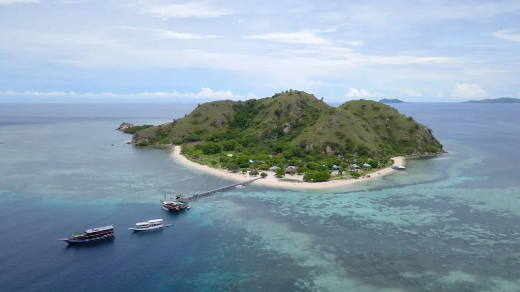 Explore Komodo by Yacht: A Luxurious Adventure with Natural Phinisi Komodo