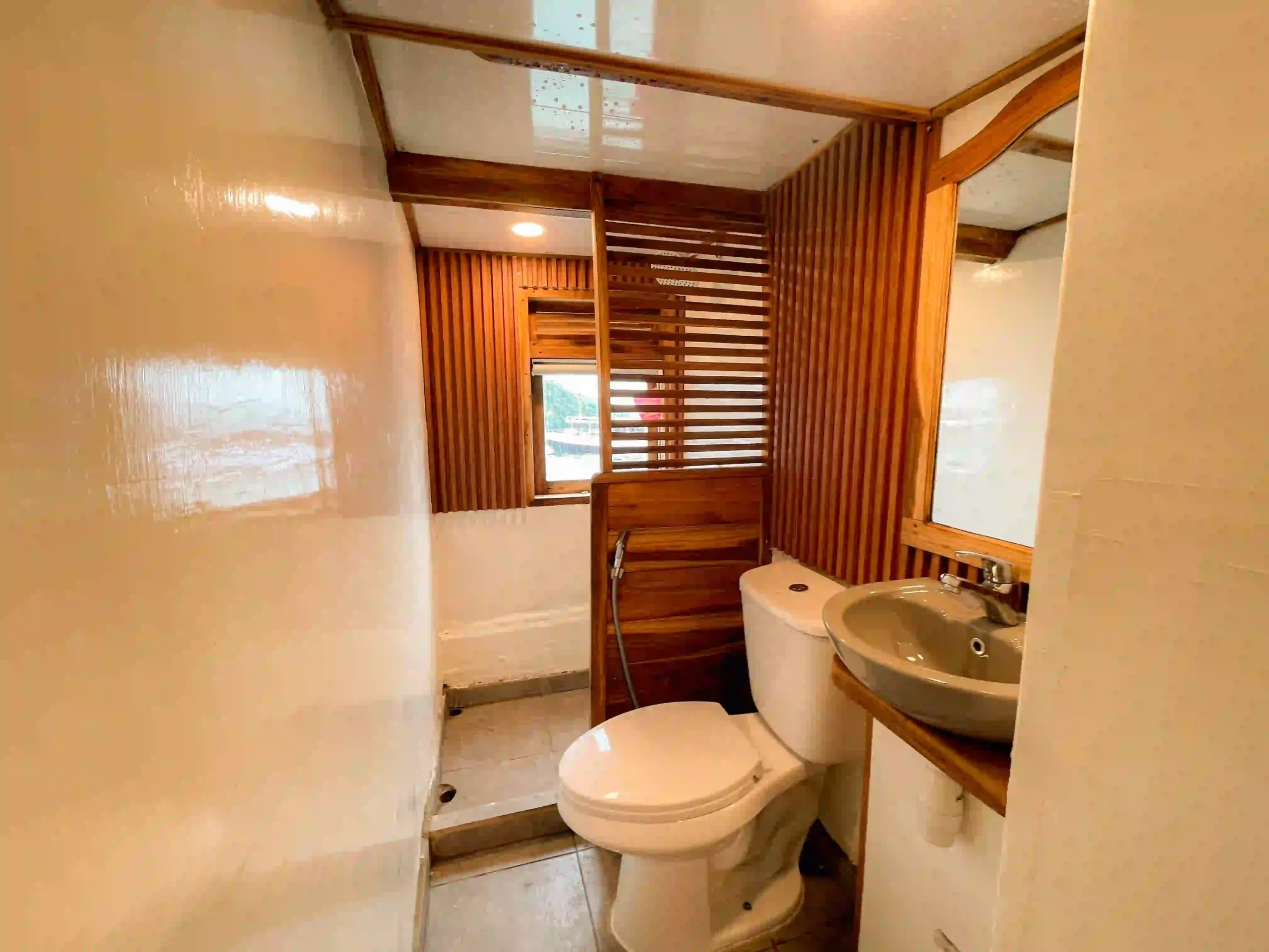 Master Cabin | Natural 001 | Phinisi Charter