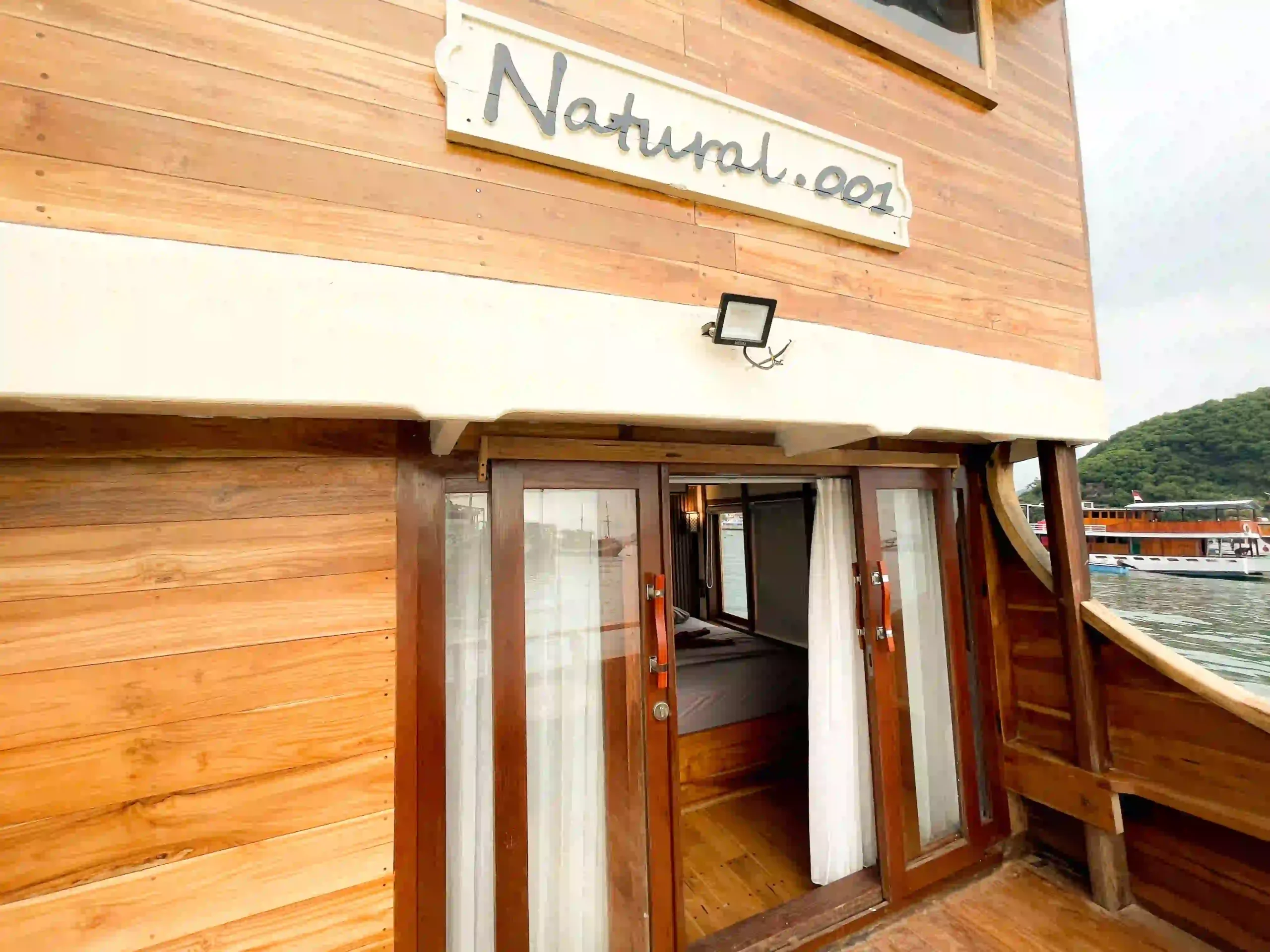 Master Cabin | Natural 001 | Phinisi Charter
