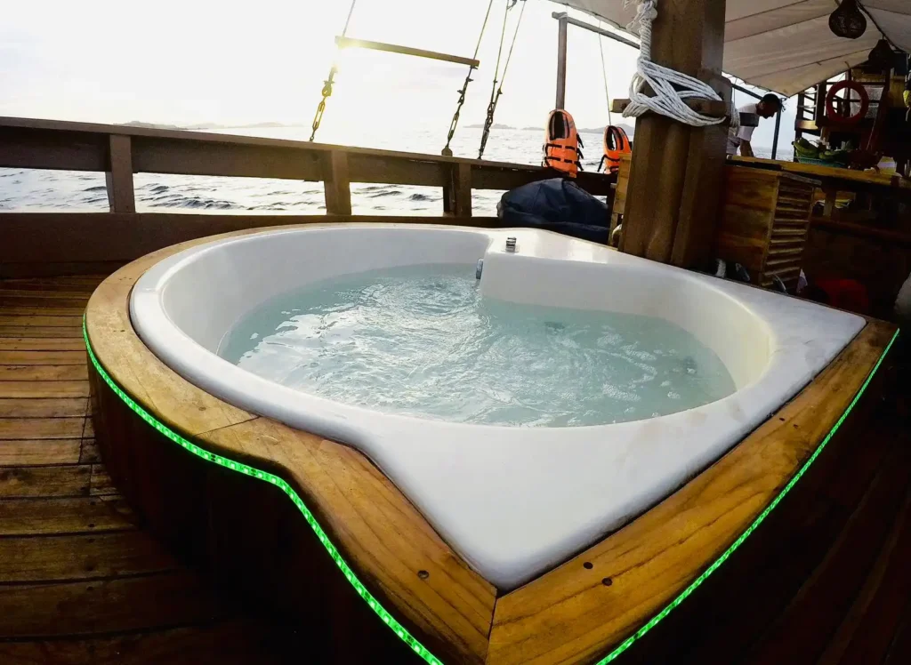 Phinisi with a Private Jacuzzi in Komodo: What It’s Really Like Aboard Natural Phinisi