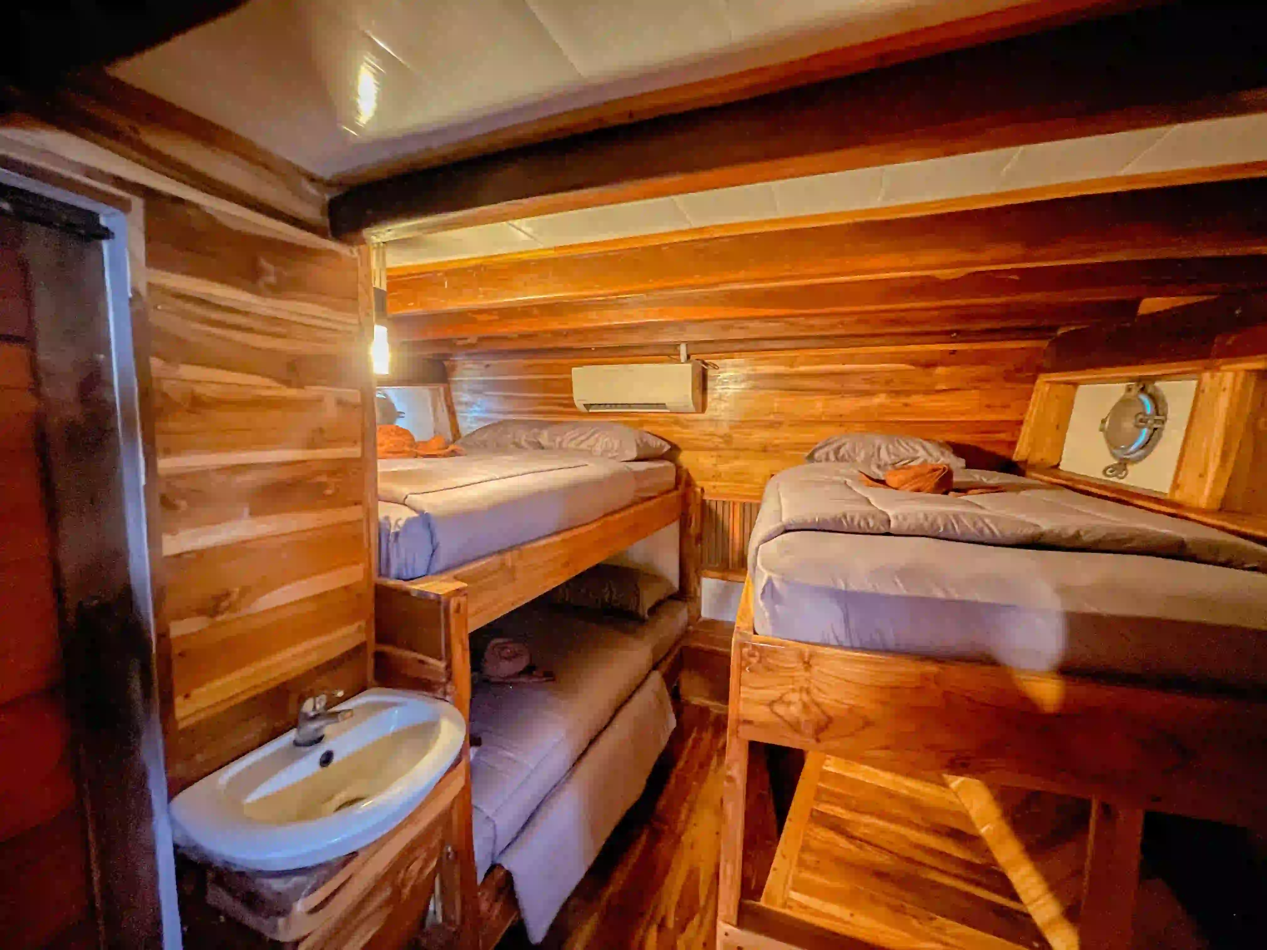 Sharing Cabin | Natural 001 | Phinisi Charter