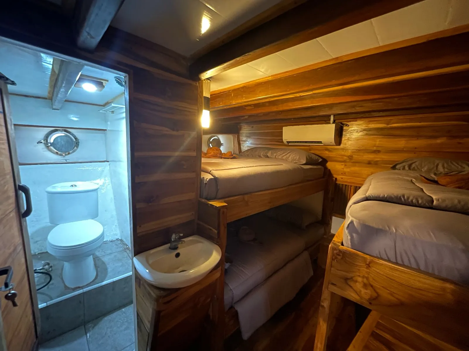 Sharing Cabin | Natural 001 | Phinisi Charter
