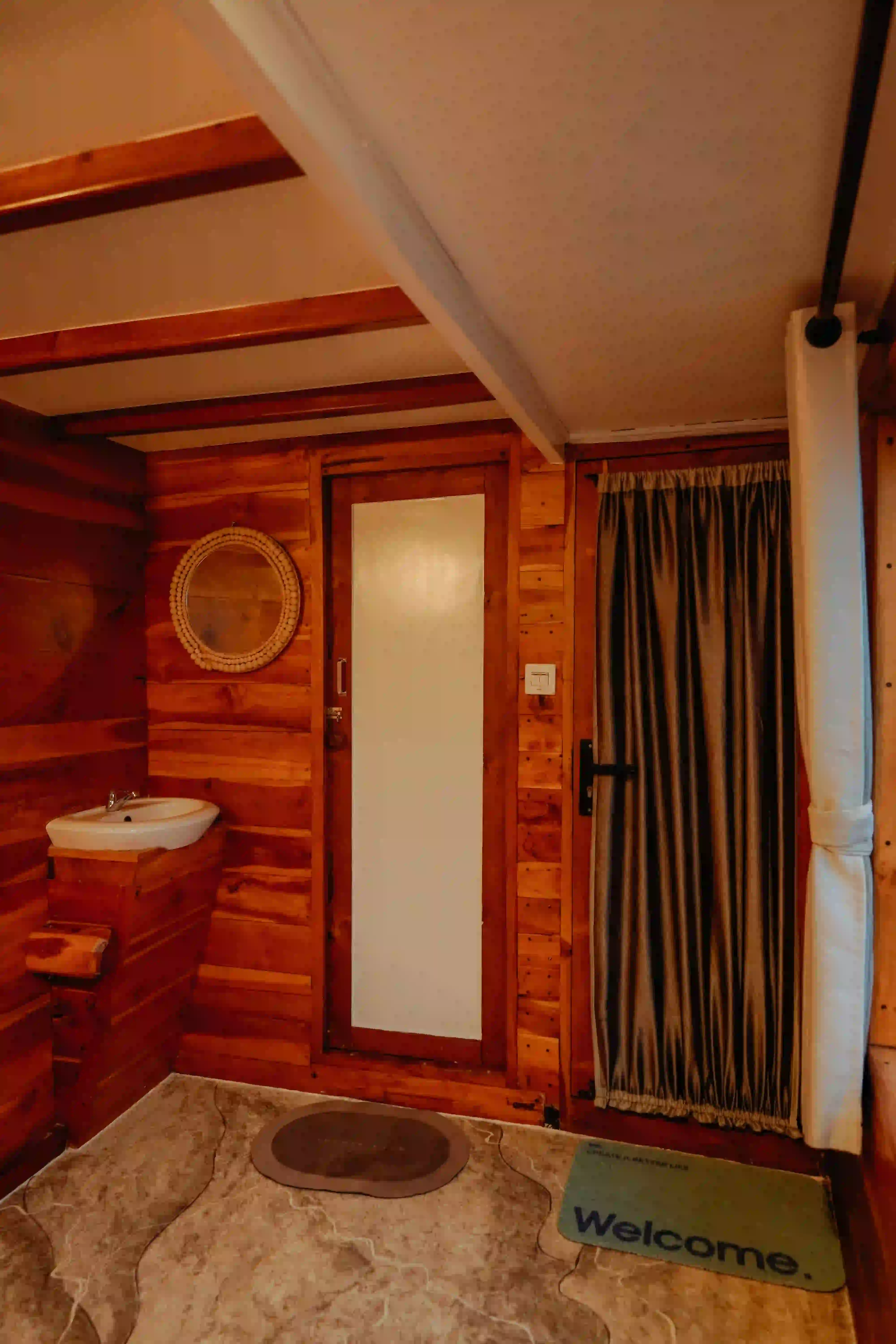 Suite Cabin | Natural 001 | Phinisi Charter